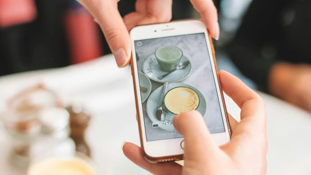 FlowAIVideo use case: seller photographing teacups for a product listing