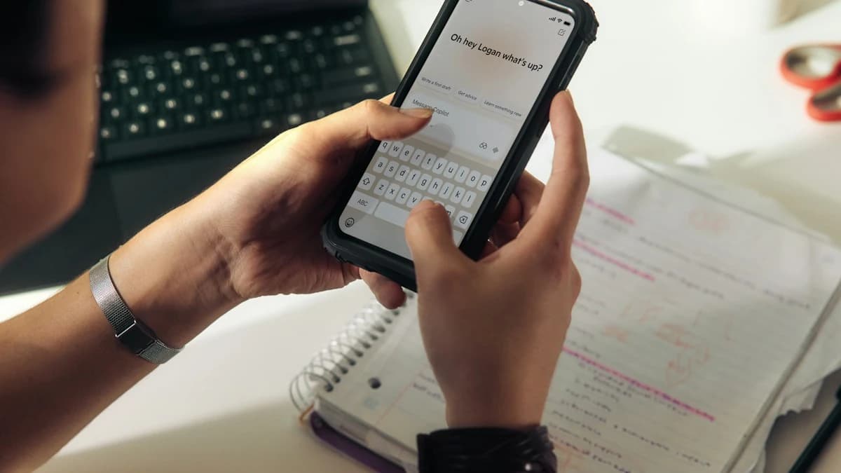 FlowAIVideo use case: social media manager drafting daily hooks on a phone
